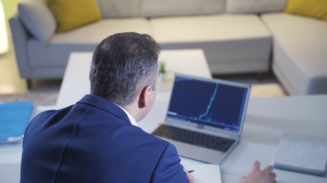 el comerciante rentable se alegra. el comerciante siguiendo el mercado de valores.