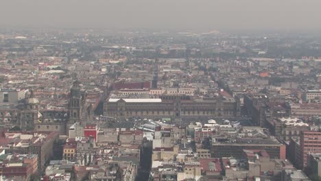 Vista-Desde-La-Torre-Latinoamericana-En-La-Ciudad-De-México-Hacia-La-Plaza-Mayor-Con-La-Catedral-Metropolitana-Y-El-Palacio-Nacional