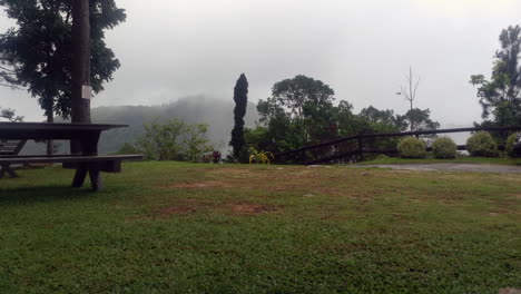 Banco-De-Picnic-En-La-Cima-De-La-Montaña-Brumosa