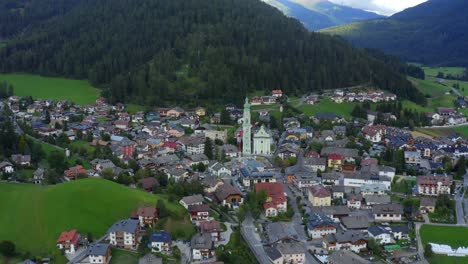 Church-of-San-Giovanni-Battista,-Dolomites,-Toblach,-Dobbiaco,-Puster-Valley,-Bolzano,-South-Tyrol,-Italy,-September-2021