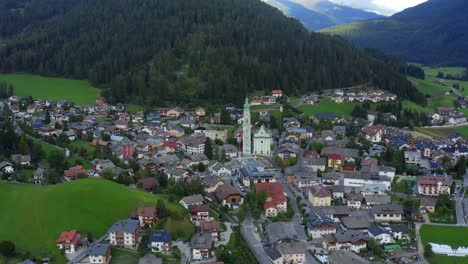 iglesia de san giovanni battista, dolomitas, toblach, dobbiaco, valle puster, bolzano, tirol del sur, italia, septiembre de 2021
