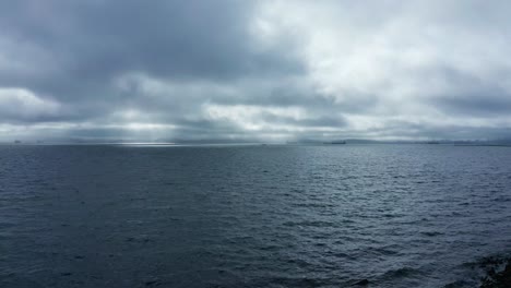 Cielos-Sobre-La-Bahía-Y-El-Puerto-Deportivo-Cerca-De-Una-Instalación-Naval