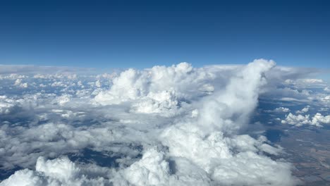 bonita vista aérea desde una cabina de jet, punto de vista piloto volando a través de un turbulento cielo primaveral lleno de cumulonimbus
