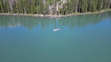 Kanufahren-Auf-Dem-Ruhigen-Wasser-Grüner-Flussseen-In-Wyoming