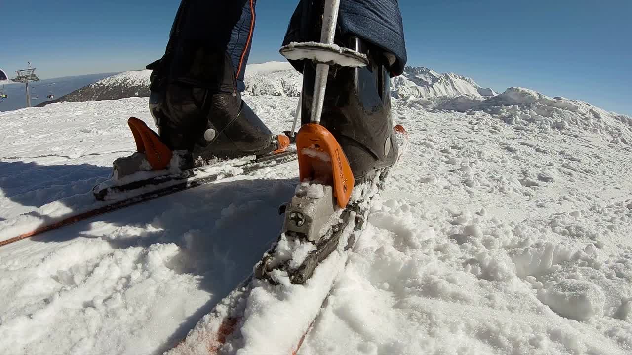 슬로우 모션이 뒤에서 닫히고 스키에 부츠를 신고