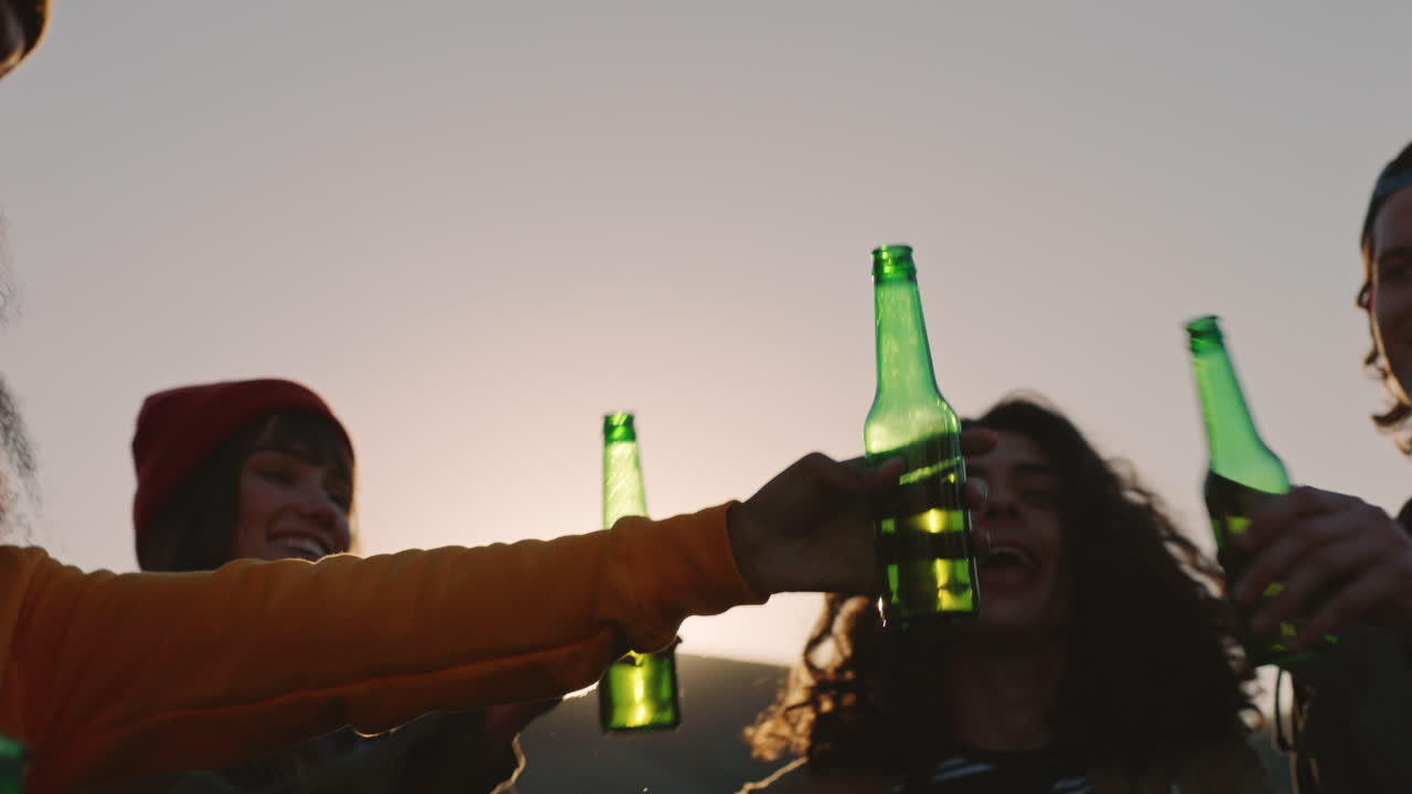amici felici che ballano che festeggiano sul tetto al tramonto che si godono la festa del fine settimana che si divertono che socializzano che si divertono che bevono alcol