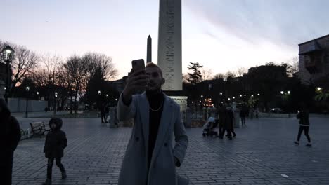 un touriste prenant une photo de l'obélisque