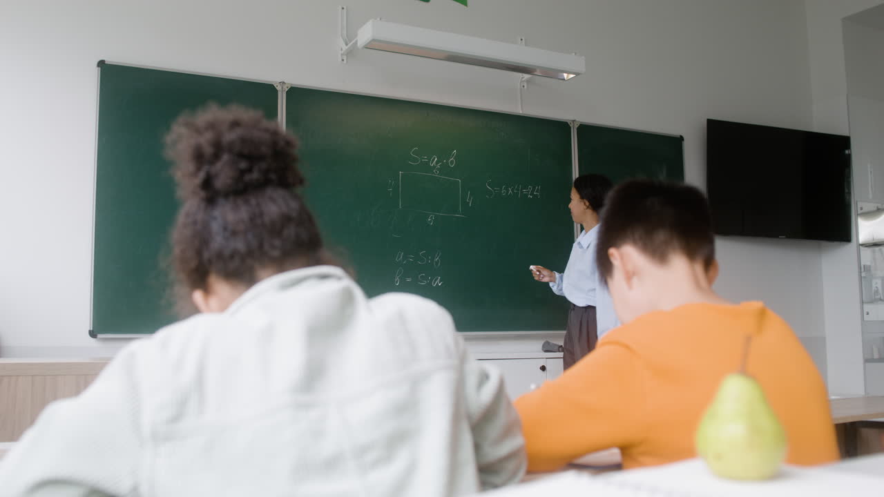 설명하는 선생님.