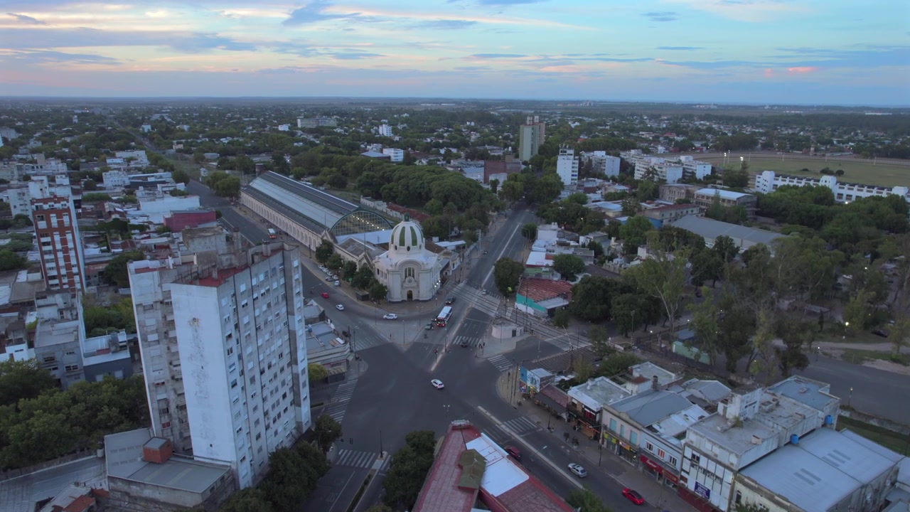 Vista aérea de drone 4K da estação ferroviária de La Plata em Buenos Aires, Argentina. Marco histórico de transporte cercado pela paisagem urbana da cidade e seu patrimônio arquitetônico distinto