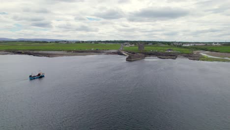 Luftaufnahme-Von-O&#39;dawd-Castle-Mit-Sich-Näherndem-Boot-In-Richtung-Küste