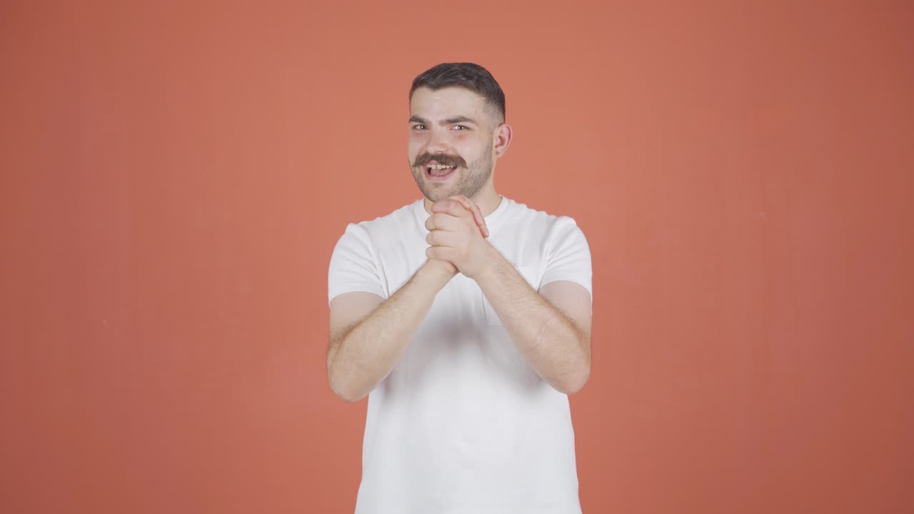 hombre mirando a la cámara haciendo una señal de confianza.