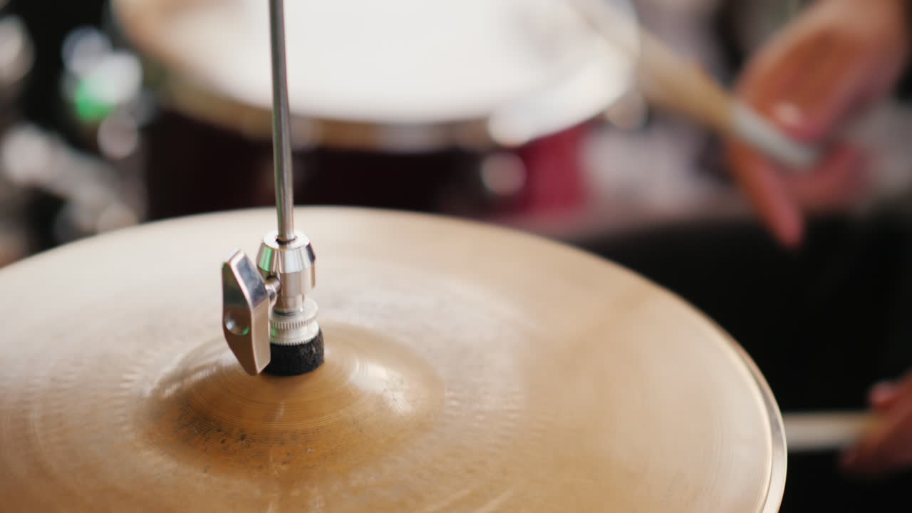 드러머는 그의 젓가락 클로즈업 hd 비디오로 친다