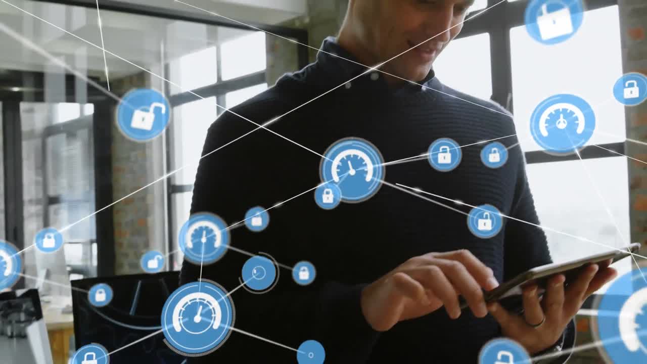 red de iconos digitales contra un empresario caucásico que usa tableta digital en la oficina