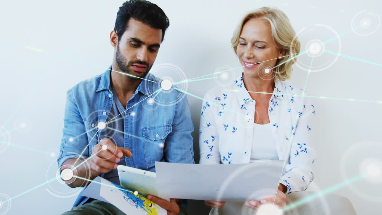 animación de la red de conexiones a través de diversas personas de negocios que sostienen documentos y usan tablets