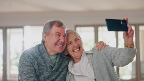 Lächeln,-Selfie-Und-älteres-Paar-Zu-Hause-Mit-Liebe