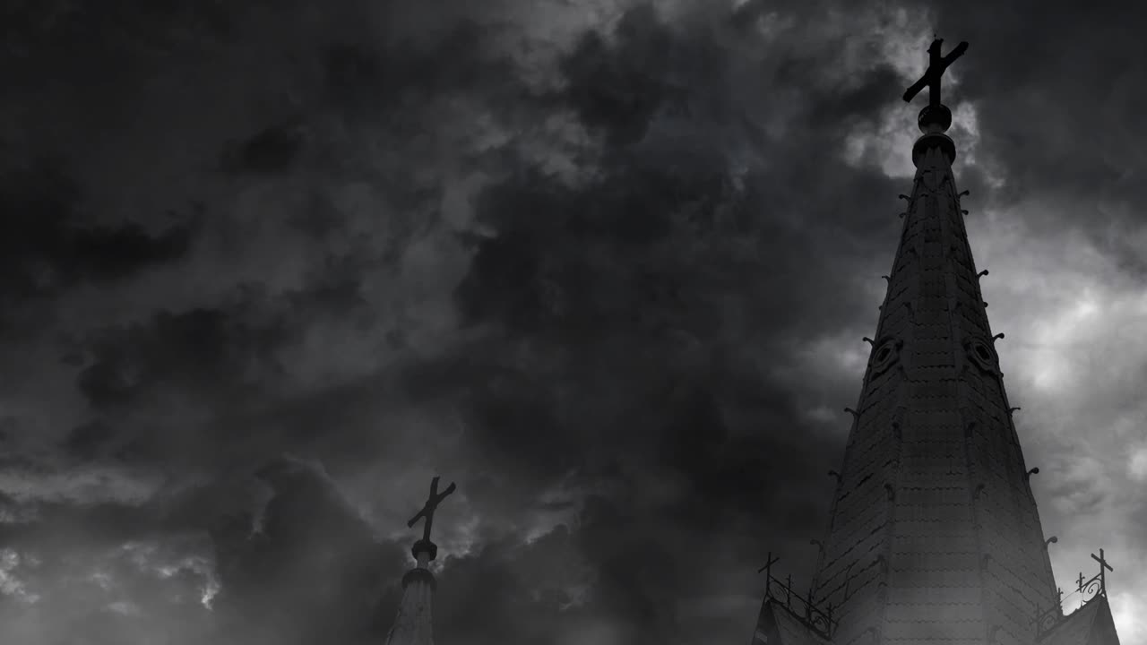 vista della chiesa e della croce con nuvole di tempesta sullo sfondo