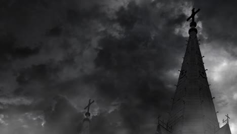 vista de la iglesia y la cruz con nubes de tormenta de fondo
