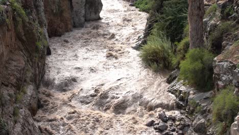 Río-Salvaje-Embravecido-En-Un-Cañón-En-Cámara-Lenta,-Cañón-Del-Colca-Perú