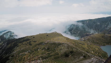 Vista-Desde-El-Pico-Haramiyata-Ubicado-Junto-A-Los-Siete-Lagos-De-Rila-En-La-Montaña-De-Rila,-Bulgaria