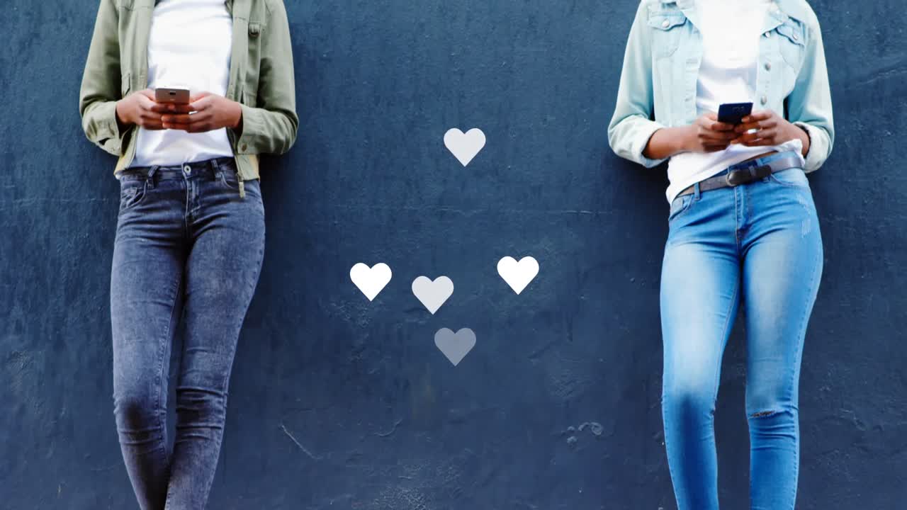 animación de iconos de las redes sociales que caen sobre dos mujeres que usan teléfonos inteligentes