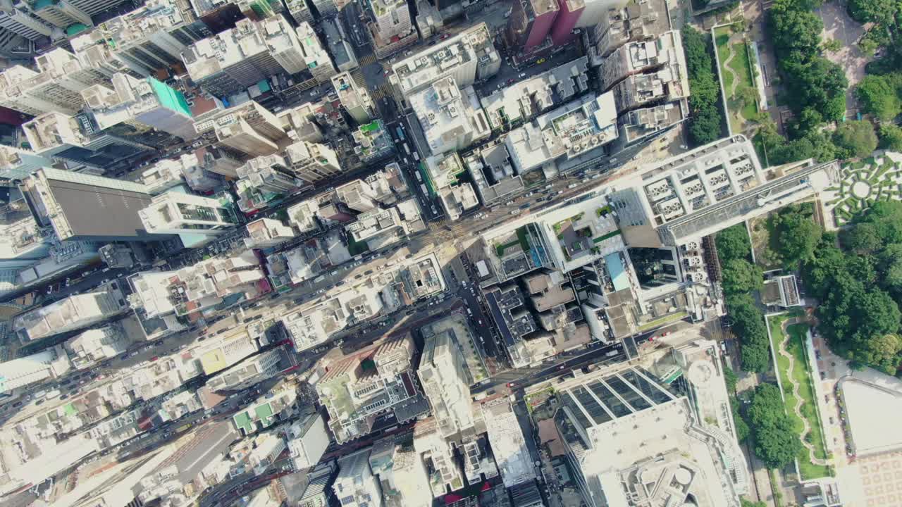 hong kong central, vista aérea de arriba hacia abajo del tráfico y los rascacielos de la ciudad