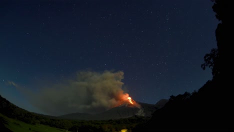 Volcán-De-Fuego-En-Erupción-Por-La-Noche