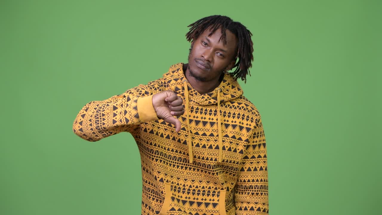 joven africano triste dando pulgares hacia abajo