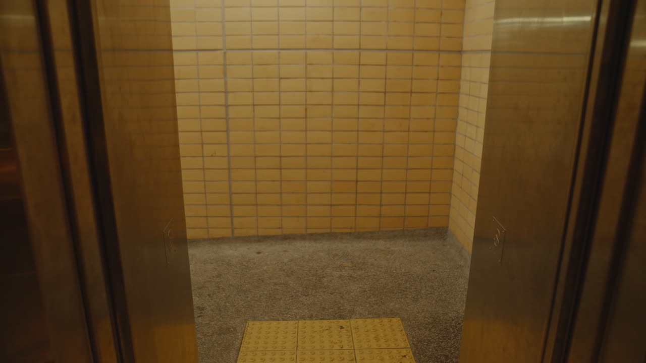 아시아 홍콩 의 어두운 건물 의 엘리베이터 안 에서 움직이는 역동적 인  ⁇