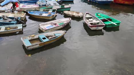 Alte-Schlauchboote-Schaukeln-Auf-Dem-Meer