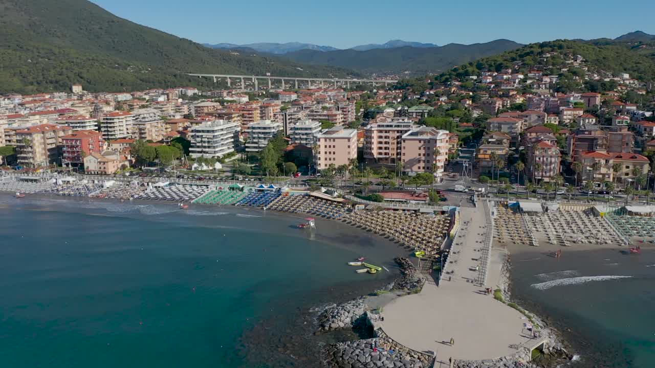 ripresa drone che rivela la città di andora, liguria
