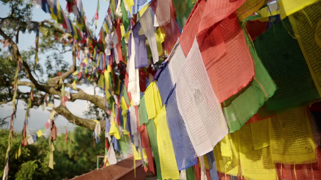 네팔의 카트만두 사원에서 불교의 기도 발, 불교의 신성한 종교 장소에서 밝은 색의 불교 기도의 발