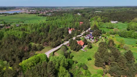 Casas-Rurales-Enclavadas-Entre-Exuberante-Vegetación-Y-Bosques,-Alejadas-Del-Pueblo