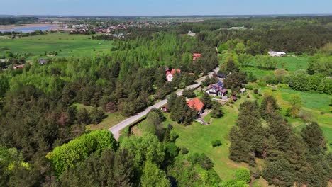 casas rurales enclavadas entre la vegetación exuberante y los bosques, lejos de la ciudad