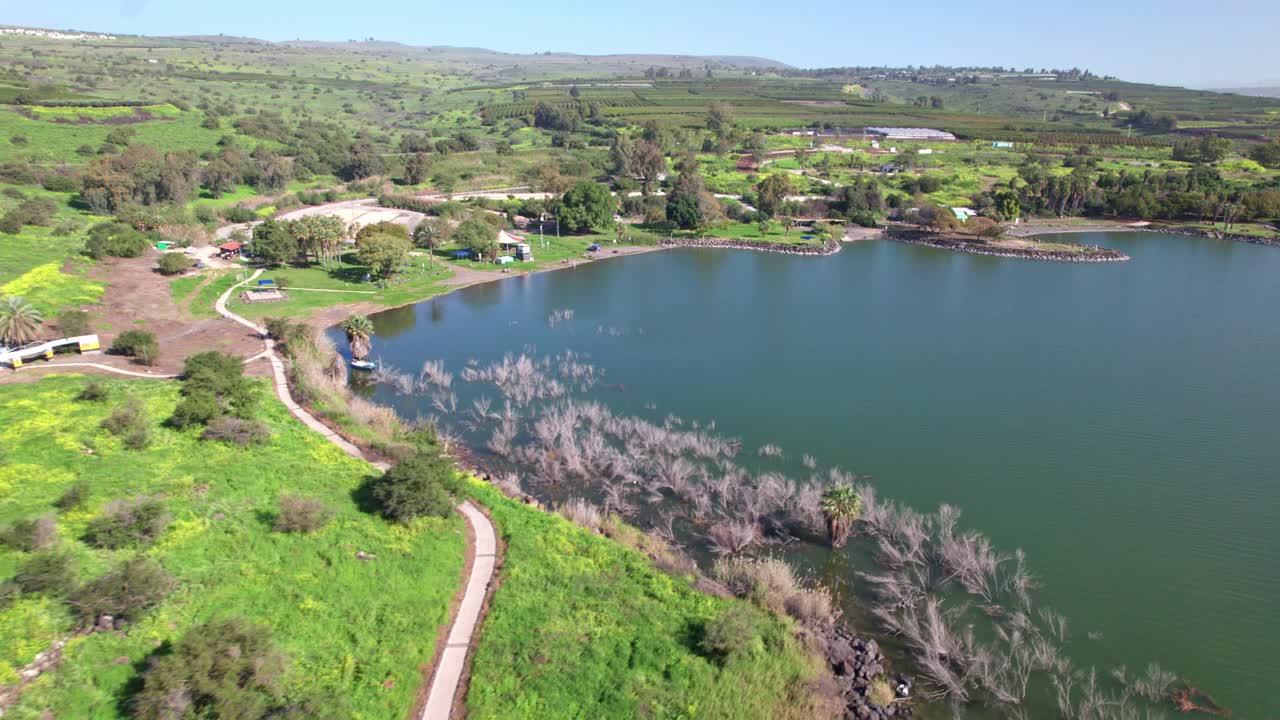 갈릴리 해 에 있는 관광 해변 의 드론 촬영