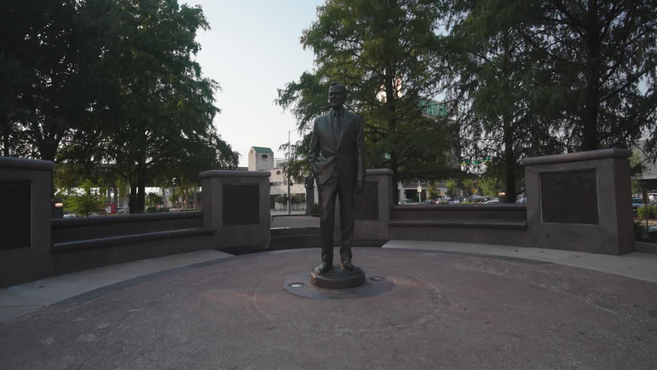 широкоугольный вид на центр хьюстона из куста