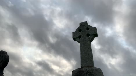 Zeitraffer-Eines-Christlichen-Kreuzgrabsteins:-Sich-Bewegende-Wolken-Im-Hintergrund