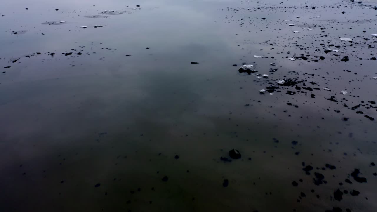 잔잔한 강 위를 날고 겨울에 광활한 세인트 로렌스 강을 드러내는 드론