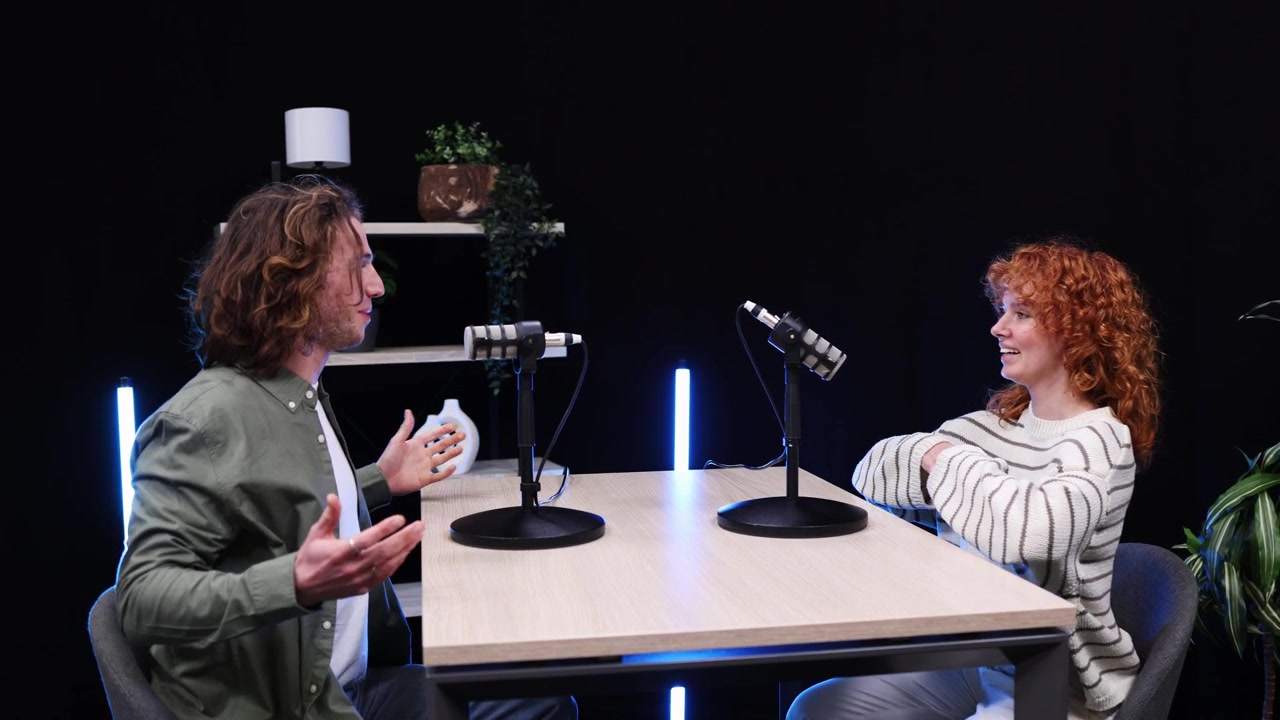Uomo e donna che registrano un'intervista podcast in uno studio