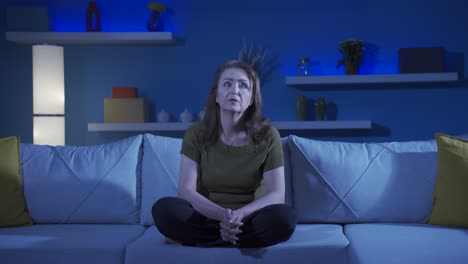 mujer triste llorando en casa.