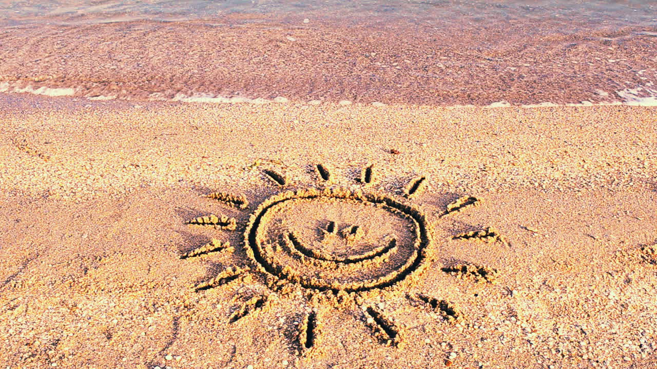 Disegno del sole sulla spiaggia. Spiaggia e disegno.