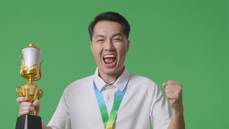 트로피 를 들고 승리를 축하 하는 사람