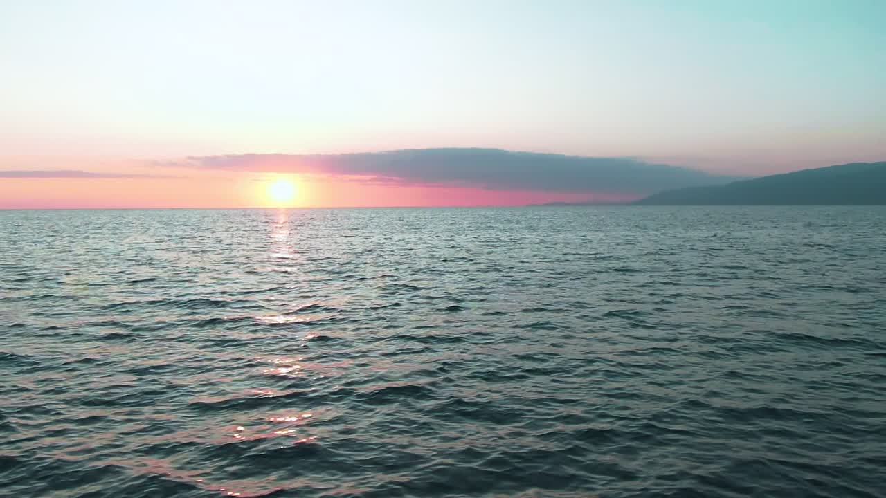 바다 위에 해가 지는 것