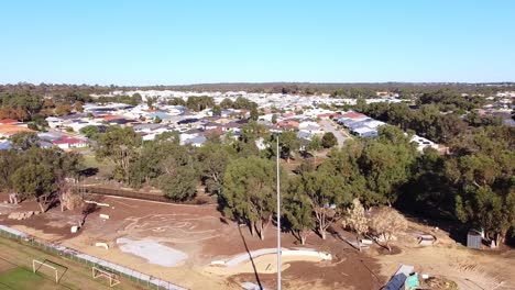 Luftumlaufbahn-über-Dem-Bau-Eines-Spielplatzes-Für-Alle-Fähigkeiten-Nach-Einer-Überflutung,-Riverlinks-Park,-Clarkson-Perth