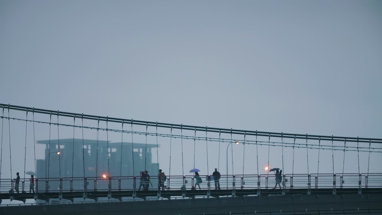 비탄 경치 지역 에서 해가 지는 것 을 보는 관광객