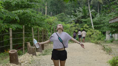 viajera espiritual femenina respirando profundamente en una zona rural remota del sudeste asiático