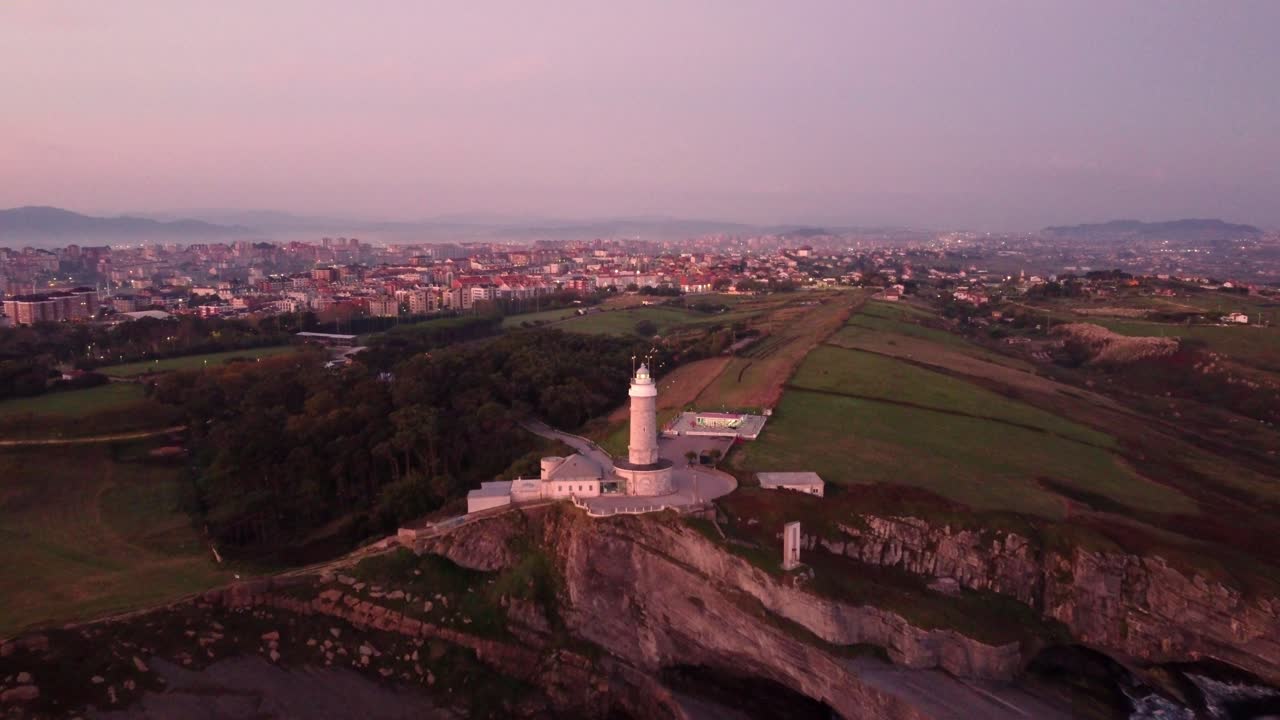 faro de cabo mayor y paisaje urbano de santander en el horizonte, vista aérea