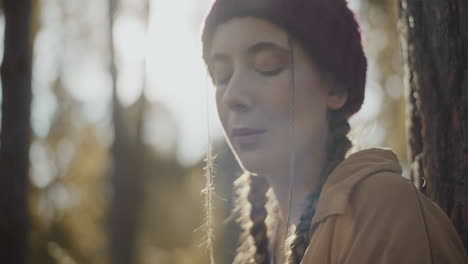 Exploradora-Femenina-Con-Gorro-Tejido-Mirando-Alrededor-En-El-Bosque