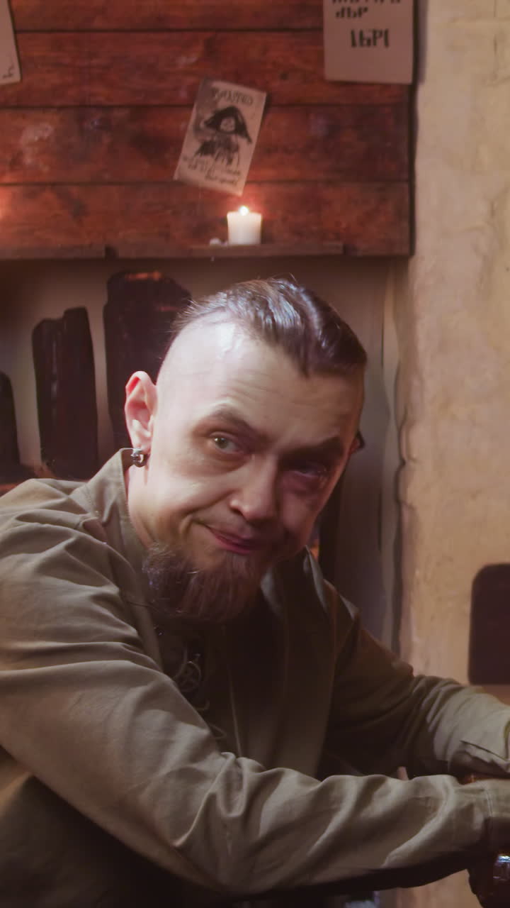 hombre escucha a un amigo sentado en una taberna. aventureros barbudos comparten información secreta mirando a un lado en un pub medieval. huéspedes de posadas históricas se comunican