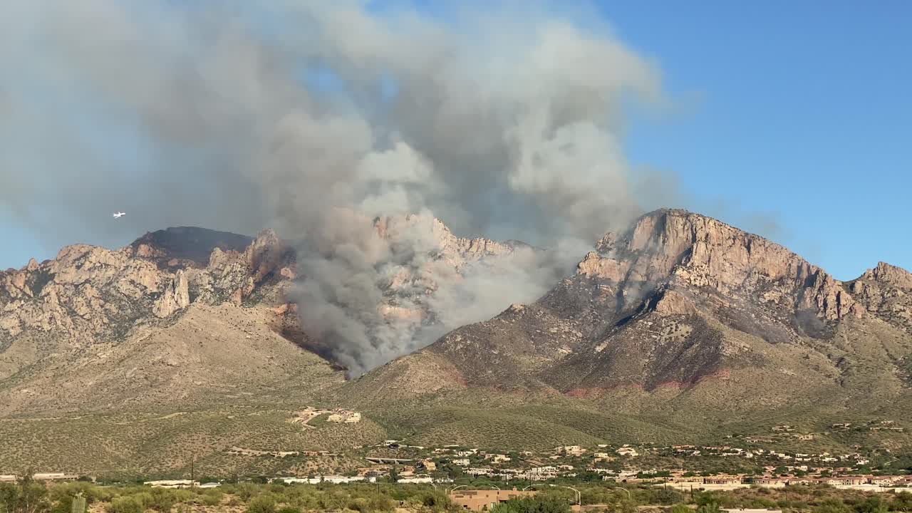 avión volando sobre el humo de los incendios forestales