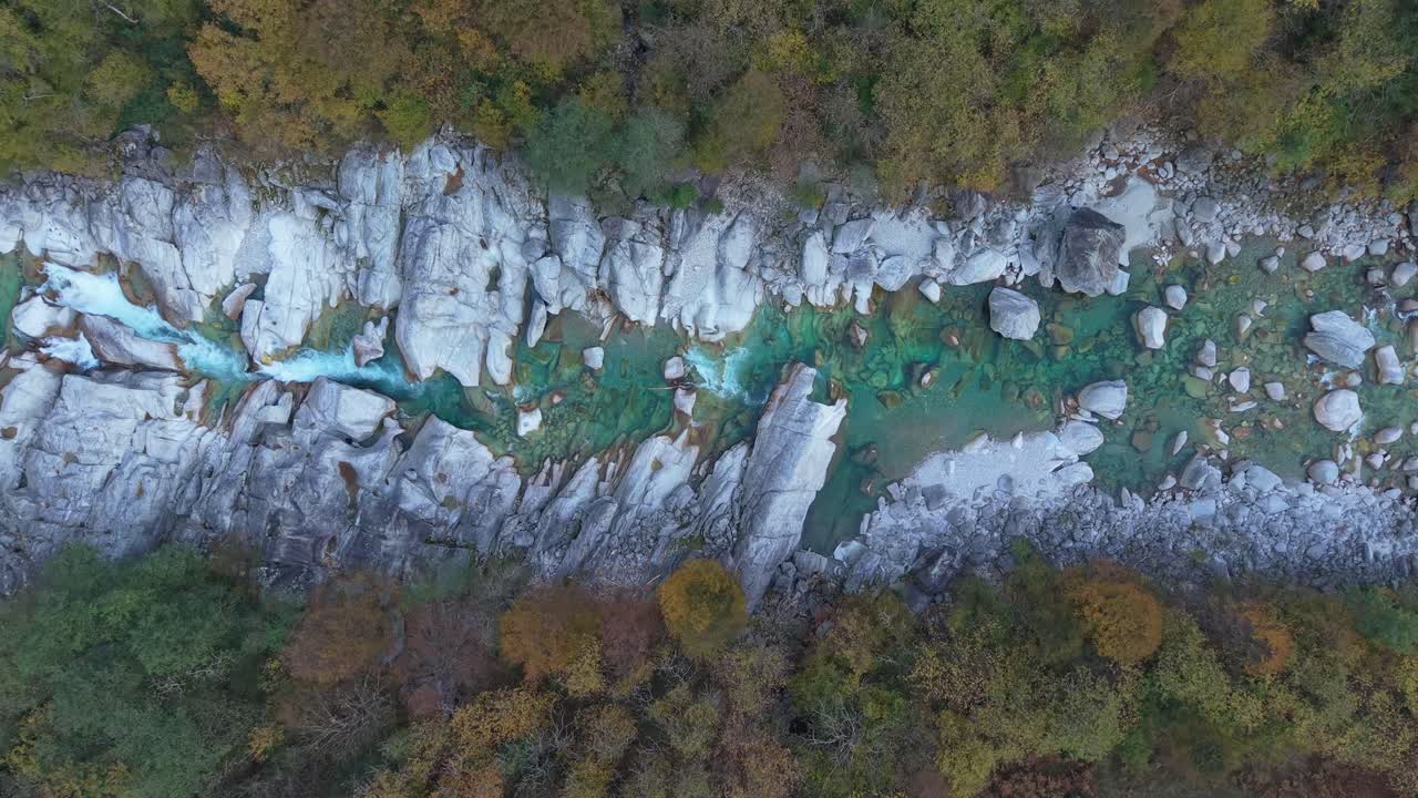 Vista aerea del Fiume Verzasca con acqua turchese in Svizzera